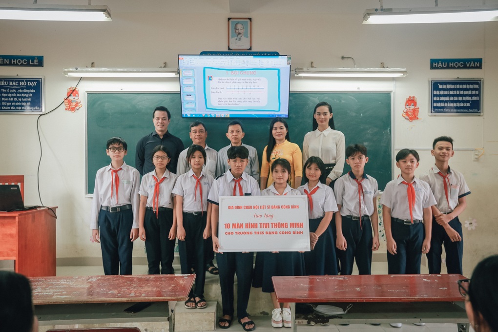 Trao tặng học bổng cho trường THCS mang tên Liệt sĩ Đặng Công Bỉnh - 3 Trao tặng học bổng cho trường THCS mang tên Liệt sĩ Đặng Công Bỉnh - 3