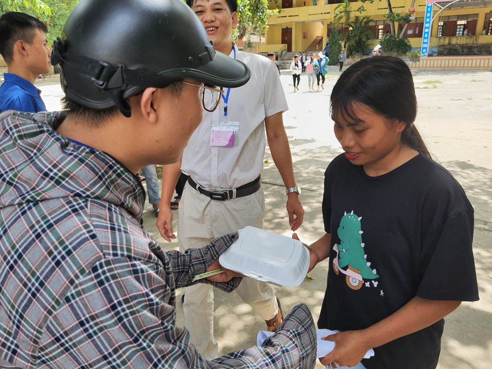 Nghệ An: Những suất cơm ấm lòng sỹ tử vùng cao - 7 Nghệ An: Những suất cơm ấm lòng sỹ tử vùng cao - 7
