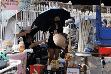 Tiểu thương lao vào tranh chỗ "hốt bạc" nhờ bán nước mía ở cổng sân Mỹ Đình