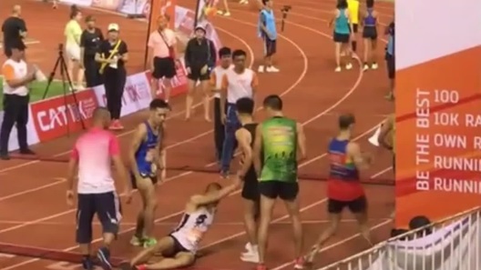 Khoảnh khắc cảm động khi các vận động viên dìu đối thủ bị thương về đích