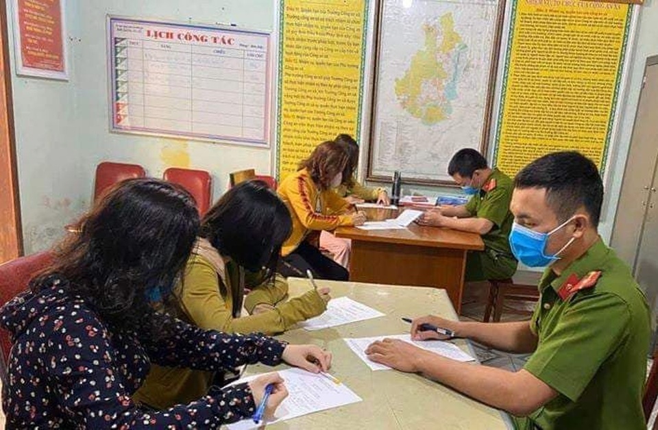 Phạt 4 phụ nữ tụ tập “buôn chuyện” trong thời điểm cách ly xã hội - 1 Phạt 4 phụ nữ tụ tập “buôn chuyện” trong thời điểm cách ly xã hội - 1