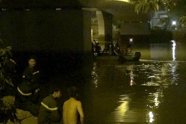 Cảnh sát ngụp lặn trong đêm tìm người phụ nữ nhảy cầu