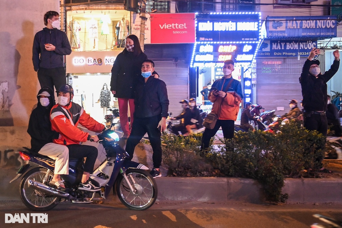 Hàng trăm người tràn ra lòng đường hóng xem vụ bắt ông Trịnh Văn Quyết - 12 Hàng trăm người tràn ra lòng đường hóng xem vụ bắt ông Trịnh Văn Quyết - 12