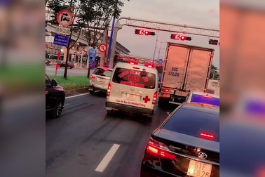 Nhiều tài xế không nhường đường xe ưu tiên khi dừng đèn đỏ