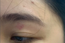 Cô gái tố bị nhân viên quán bánh mì ở phố cổ Hà Nội hành hung