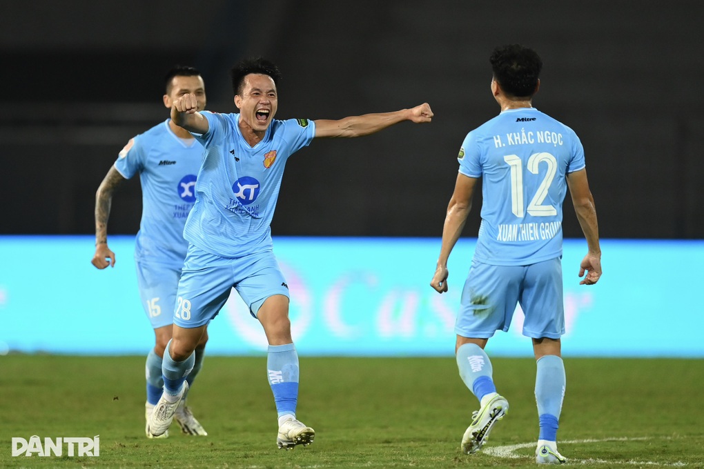 Thắng đậm Hải Phòng, CLB Nam Định giữ ngôi đầu V-League - 2 Thắng đậm Hải Phòng, CLB Nam Định giữ ngôi đầu V-League - 2