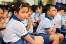 Mới đầu tháng 4 đã kiểm tra học kỳ 2, mẹ lo thi xong con "vứt sách"