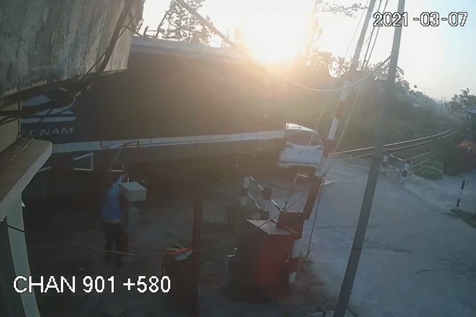 Thanh chắn đường sắt không hạ khi tàu đến khiến ô tô 7 chỗ gặp nạn - 1 Thanh chắn đường sắt không hạ khi tàu đến khiến ô tô 7 chỗ gặp nạn - 1
