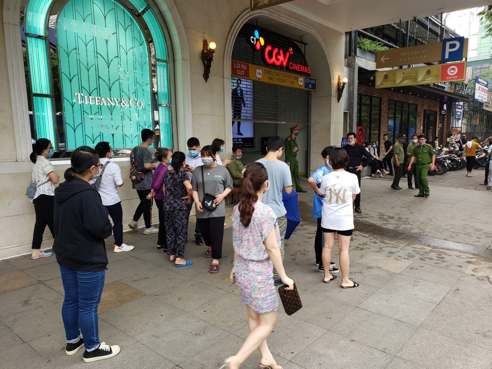 Hà Nội: Xe ô tô bốc cháy dưới tầng hầm Tràng Tiền Plaza - 4 Hà Nội: Xe ô tô bốc cháy dưới tầng hầm Tràng Tiền Plaza - 4