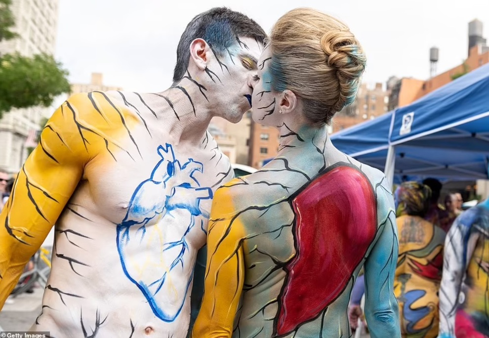 Dàn mẫu bodypainting khỏa thân giữa phố - 1