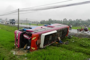 Lật xe giường nằm, 12 hành khách nhập viện