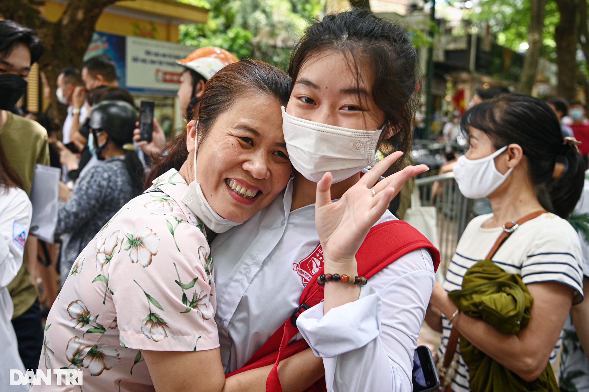 Phụ huynh tay bắt mặt mừng, ôm chầm lấy con khi kết thúc thi môn Ngữ văn - 5 Phụ huynh tay bắt mặt mừng, ôm chầm lấy con khi kết thúc thi môn Ngữ văn - 5