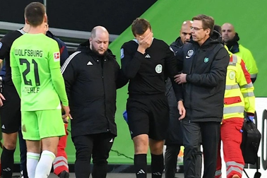 Chuyện hy hữu ở Bundesliga: Trọng tài bị hạ gục, CĐV vào điều hành trận đấu