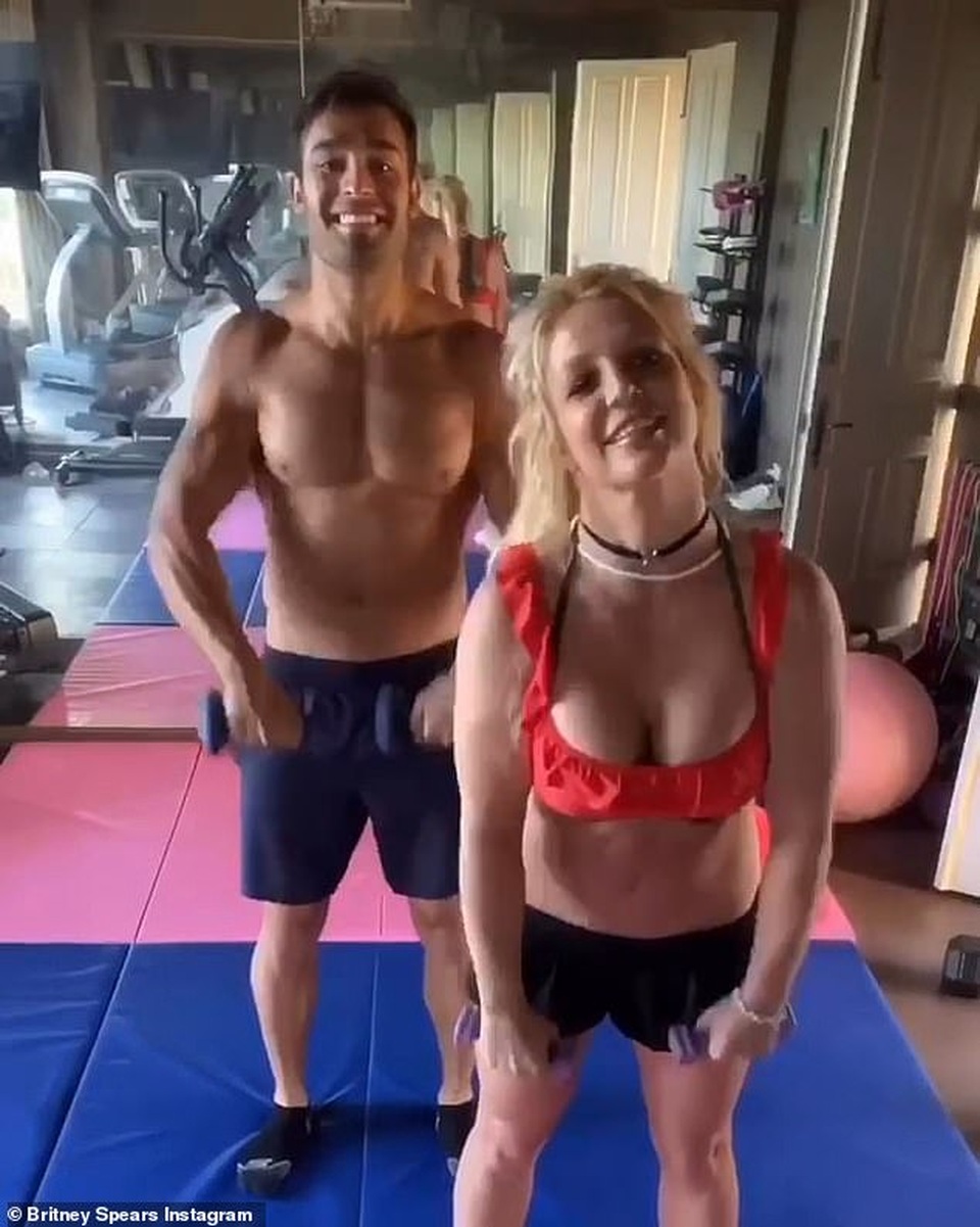 Britney thư thái tắm nắng tại bể bơi - 4 Britney thư thái tắm nắng tại bể bơi - 4