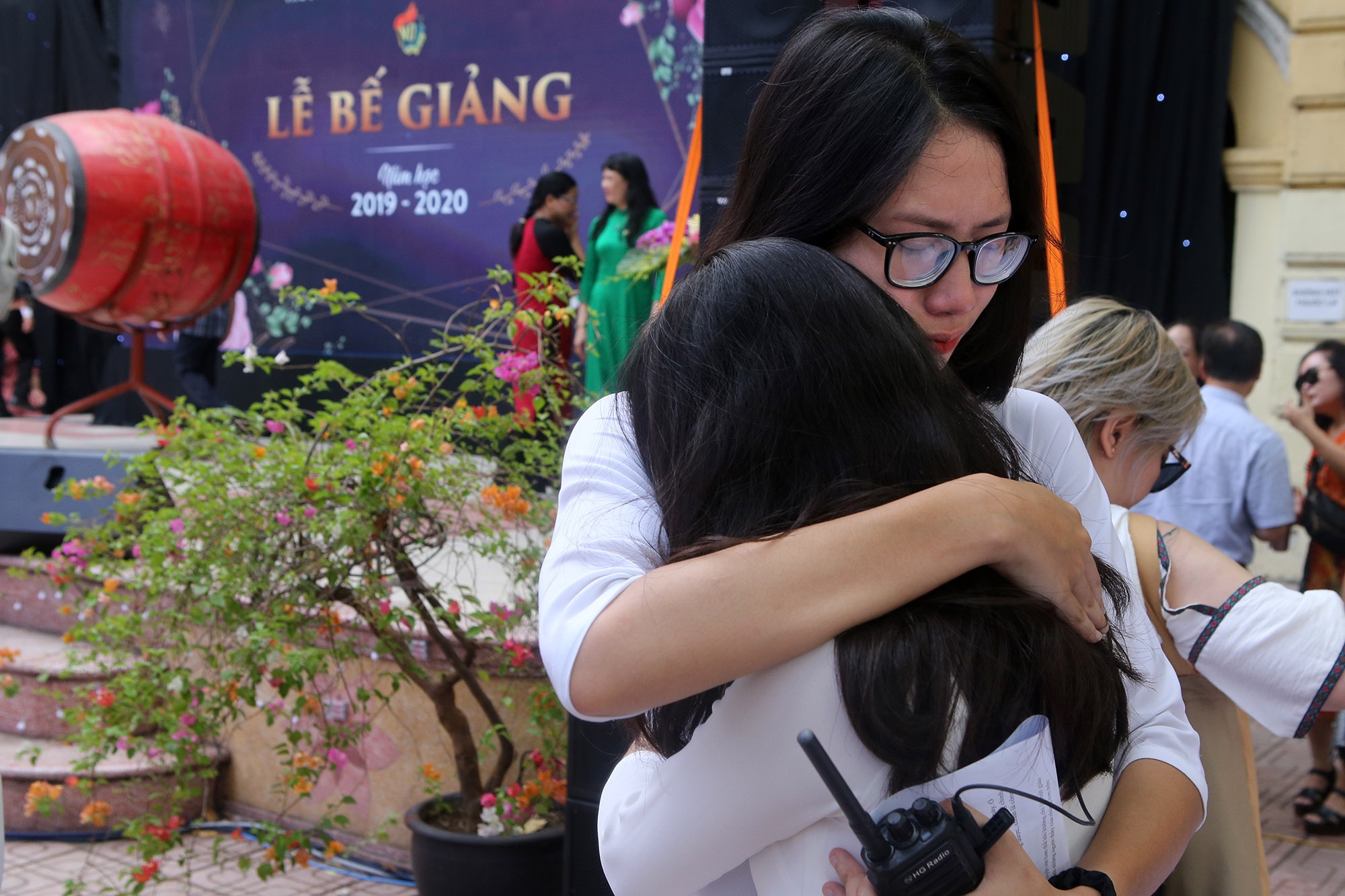 Nữ sinh phố cổ khóc nức nở trong phút chia tay tuổi học trò - 16 Nữ sinh phố cổ khóc nức nở trong phút chia tay tuổi học trò - 16