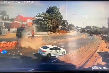 Xe ben đâm giải phân cách và húc đổ cột đèn, gây họa cho ô tô ngược chiều