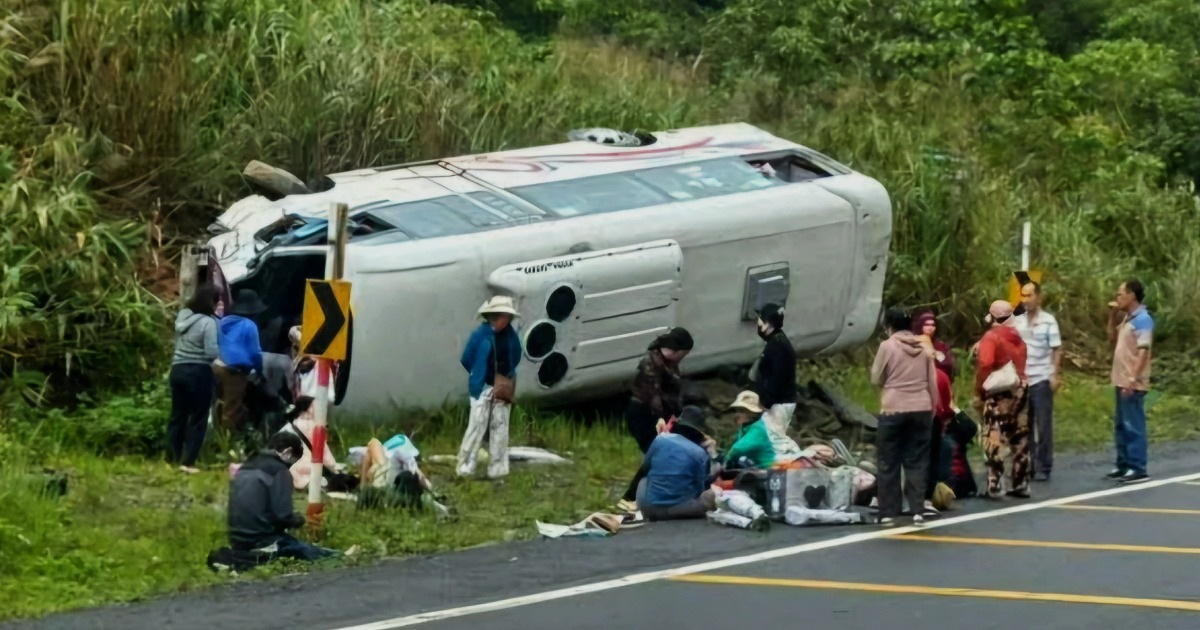 Xe chở 25 người lật trên đèo Khánh Lê, nhiều hành khách bị thương