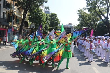 150 nghệ sĩ biểu diễn nghệ thuật xiếc trên phố đi bộ Hồ Gươm