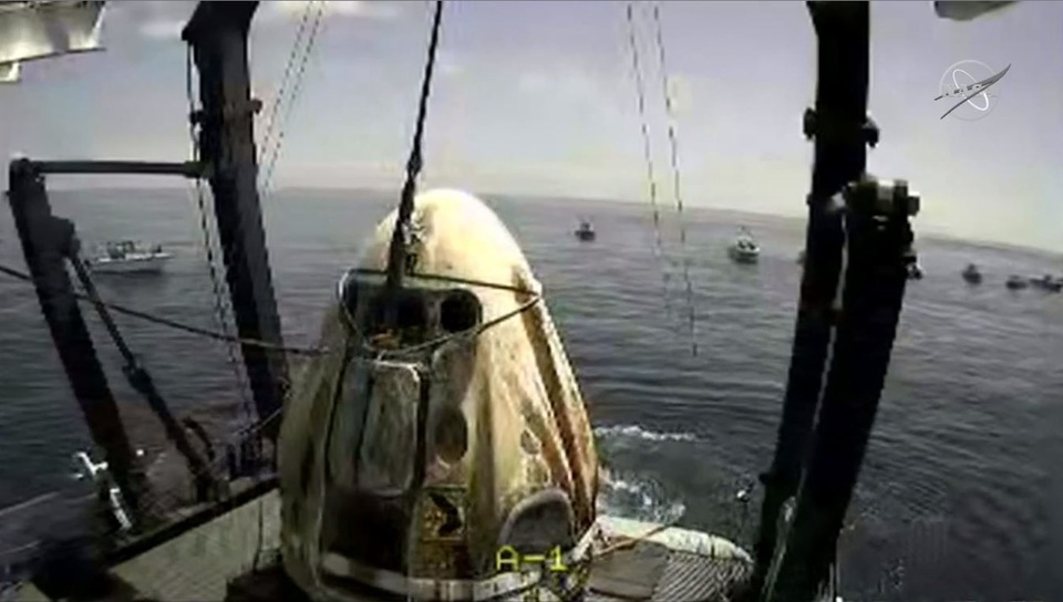 Cú đáp lịch sử đưa phi hành đoàn của NASA trở về Trái Đất an toàn - 2 Cú đáp lịch sử đưa phi hành đoàn của NASA trở về Trái Đất an toàn - 2