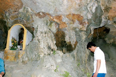 Lạ kỳ bộ xương hóa đá bị thạch nhũ bao trùm