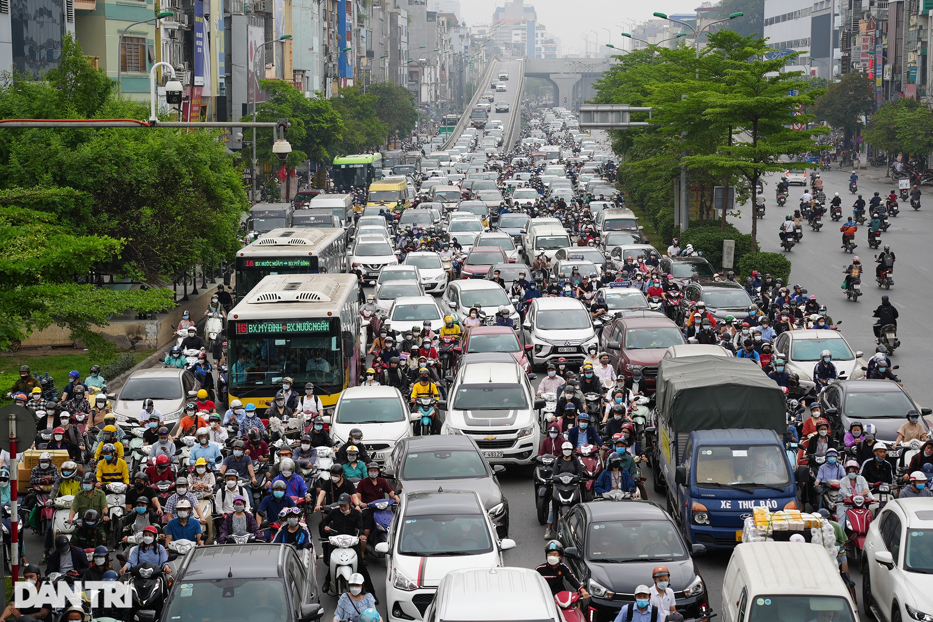 Ngày đầu trẻ mầm non quay trở lại trường, giao thông ở Hà Nội nghẹt thở - 1 Ngày đầu trẻ mầm non quay trở lại trường, giao thông ở Hà Nội nghẹt thở - 1
