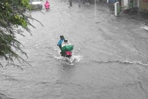 Mưa lớn, nhiều nơi ở TPHCM ngập giờ tan tầm