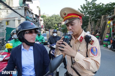 Nữ tài xế yêu cầu CSGT "test" máy đo trước khi thổi nồng độ cồn