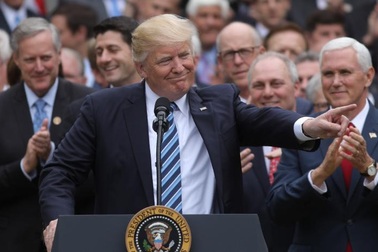 Tổng thống Trump thành công bước đầu khi dỡ bỏ di sản Obama