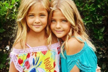 Hai cô bé người mẫu nhí song sinh đẹp như thiên thần