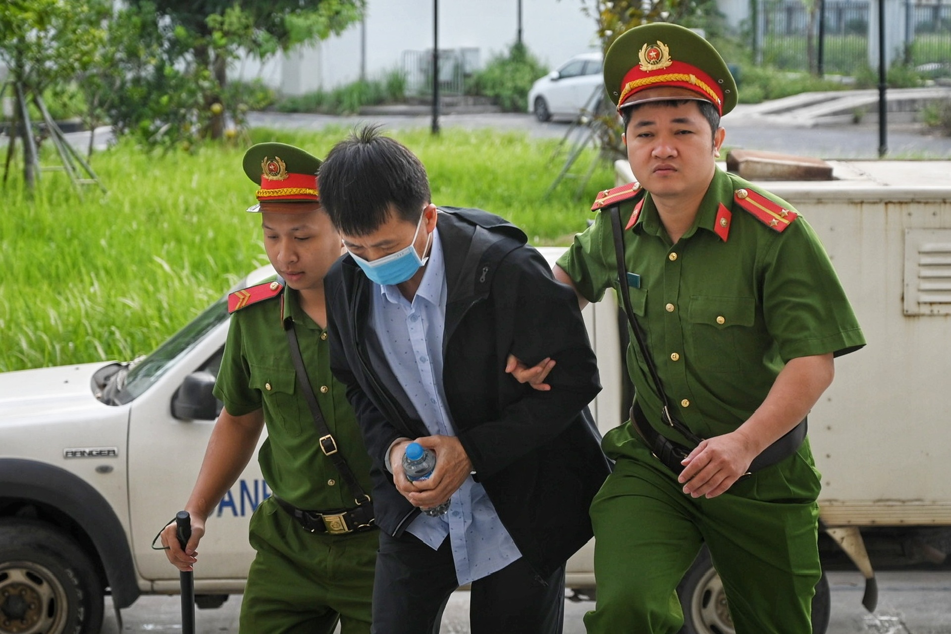 Dẫn giải các bị cáo trong vụ đánh bạc 106 triệu USD tại khách sạn Pullman - 7 Dẫn giải các bị cáo trong vụ đánh bạc 106 triệu USD tại khách sạn Pullman - 7