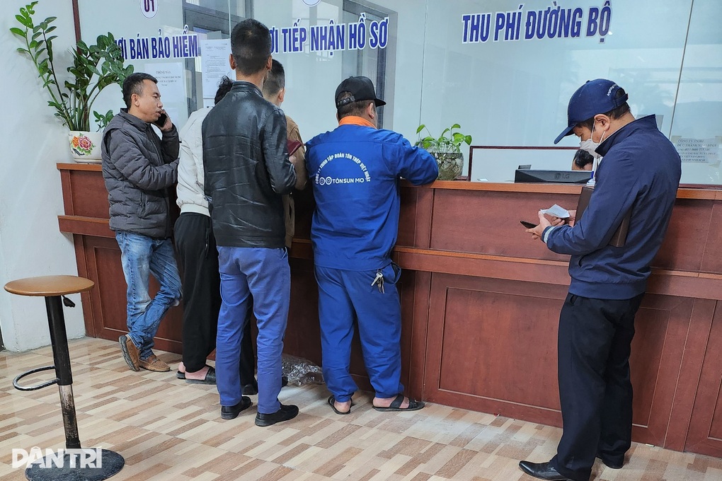 Xe ngoại tỉnh rồng rắn chờ đăng kiểm ở Ninh Bình - 5 Xe ngoại tỉnh rồng rắn chờ đăng kiểm ở Ninh Bình - 5