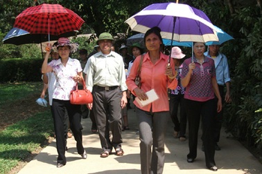 Dòng người đổ về làng Sen trong nắng hè oi ả