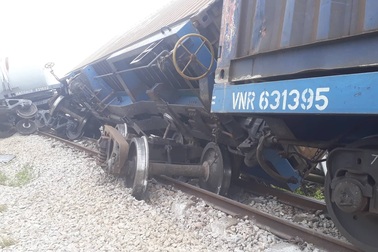 Tàu hỏa tông xe tải, 4 toa tàu lật văng khỏi đường ray
