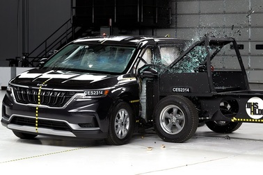 Kia Carnival 2024 được IIHS thử nghiệm lại sau khi nâng cấp
