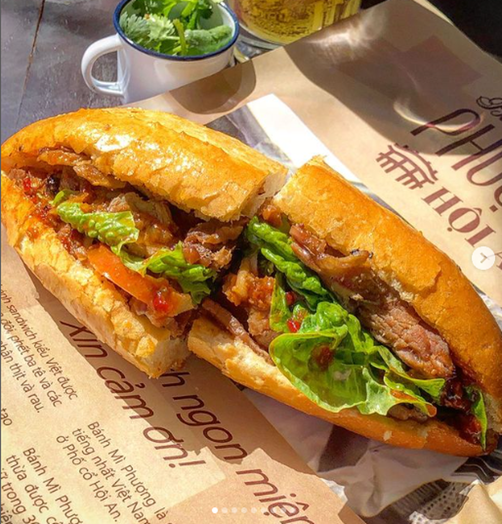 Khách Tây tiếc nuối khi thấy quán bánh mì Phượng Hội An bất ngờ đóng cửa - 2 Khách Tây tiếc nuối khi thấy quán bánh mì Phượng Hội An bất ngờ đóng cửa - 2