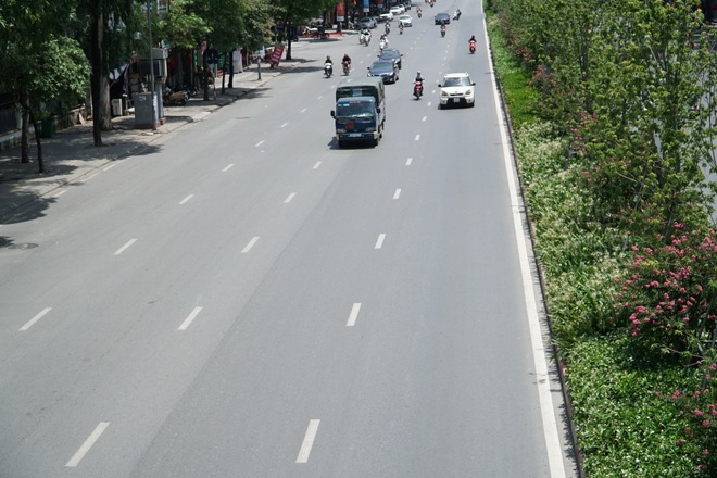 Hà Nội nắng gắt đỉnh điểm, đường phố vắng như Tết - 7 Hà Nội nắng gắt đỉnh điểm, đường phố vắng như Tết - 7