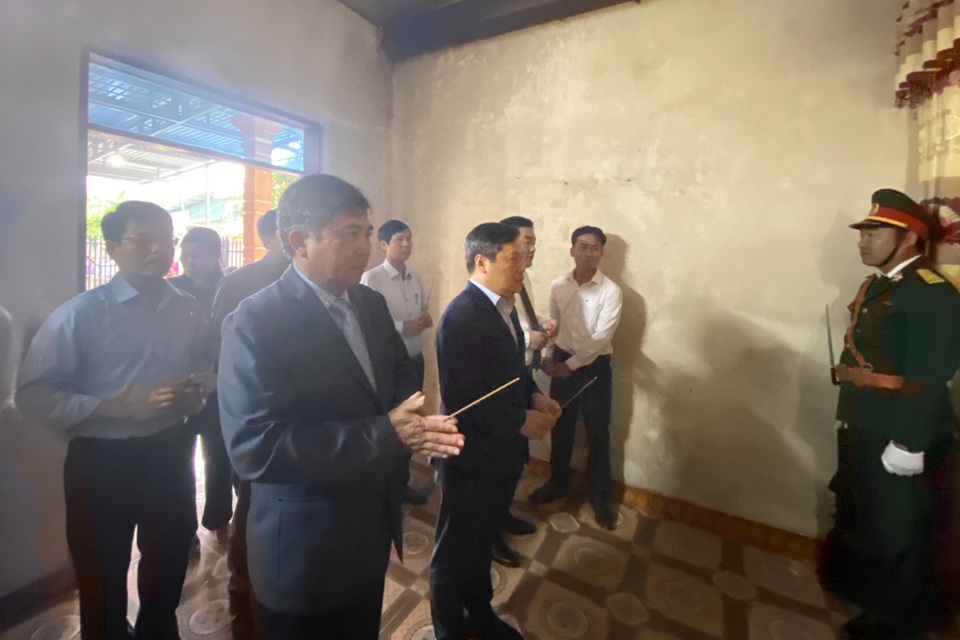 Lễ truy tặng Bằng Tổ quốc ghi công chủ tịch xã hy sinh trong lũ - 3 Lễ truy tặng Bằng Tổ quốc ghi công chủ tịch xã hy sinh trong lũ - 3