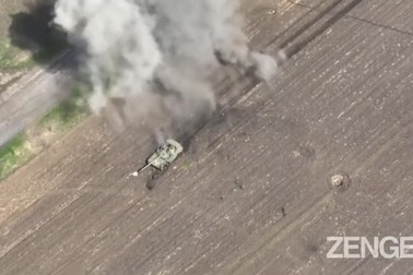 Xe tăng Nga phát nổ sau khi cán phải mìn chống tăng Ukraine