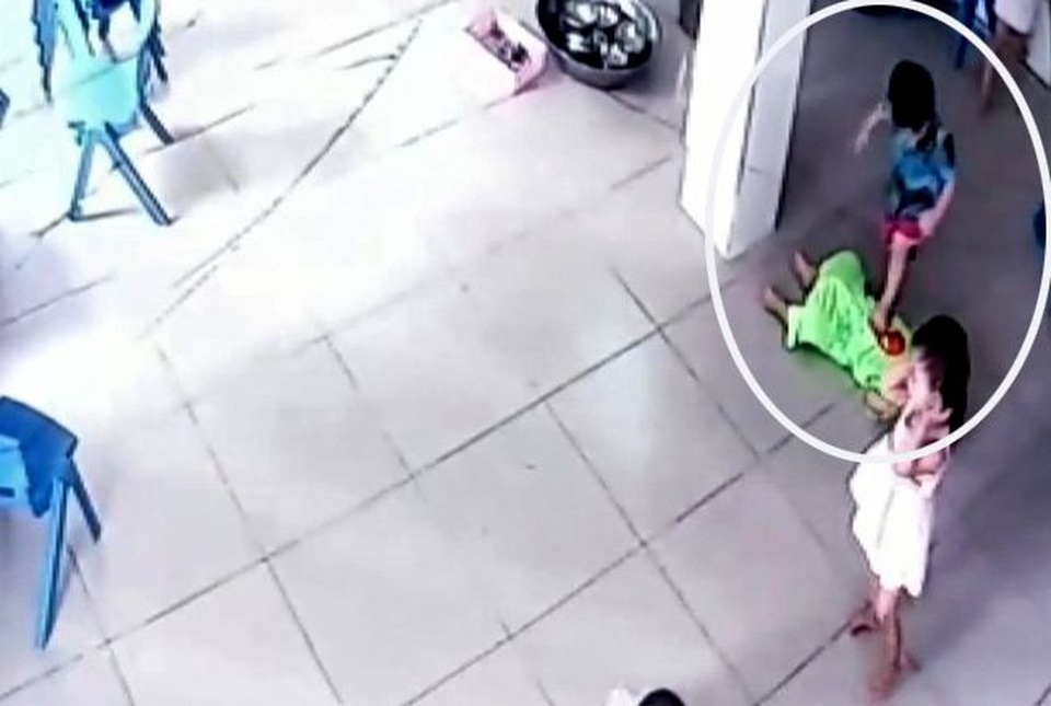 Bé 17 tháng tuổi bị bạn giẫm đạp lên người: Đình chỉ Hiệu phó - 1 Bé 17 tháng tuổi bị bạn giẫm đạp lên người: Đình chỉ Hiệu phó - 1