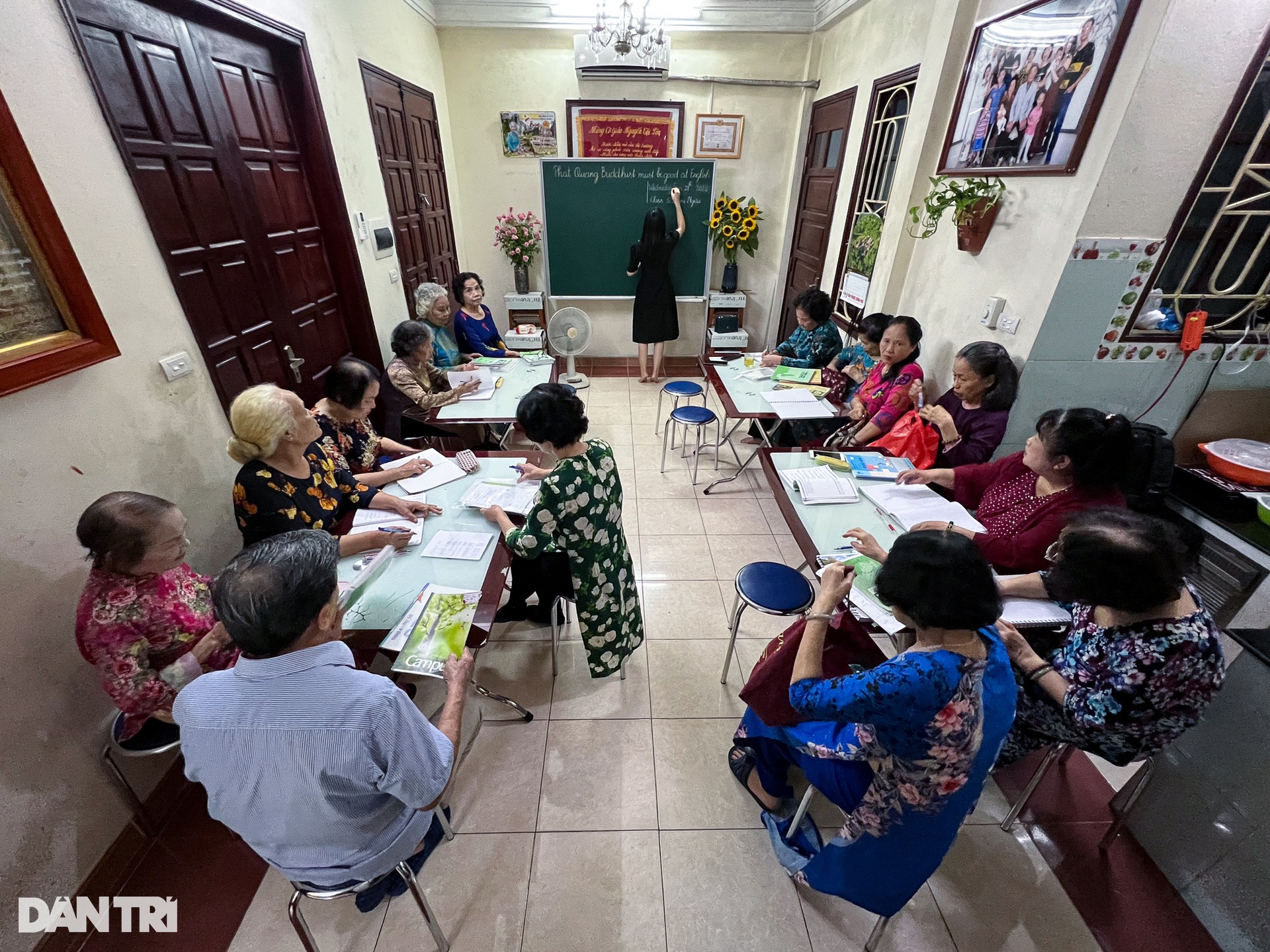 Lớp học tiếng Anh đặc biệt của các cụ già U90 ở Hà Nội - 1 Lớp học tiếng Anh đặc biệt của các cụ già U90 ở Hà Nội - 1