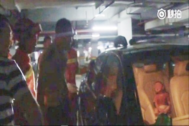 Bà mẹ tiếc của dù con trai 1 tuổi đang bị nhốt trong xe hơi nóng rẫy