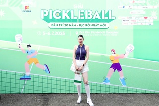 Á hậu Tú Anh khoe dáng gợi cảm đấu pickleball, chồng con cổ vũ nhiệt tình - 1
