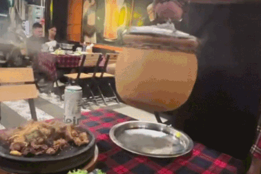 Độc lạ món gà "bốc hỏa", khách muốn ăn phải dùng chày đập niêu ở Đà Lạt