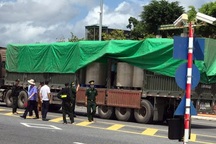 Ngăn chặn 2 xe container ngụy trang chất bột lạ chở sang Trung Quốc