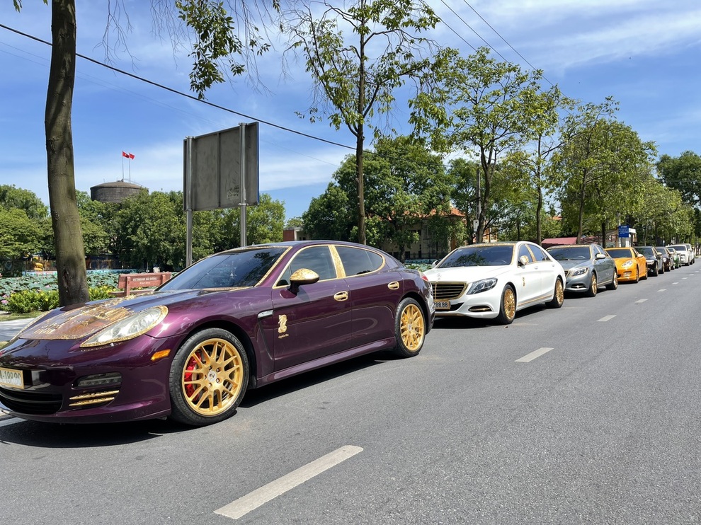Đại gia buôn lợn sở hữu hàng chục xe sang biển đẹp - 2 Đại gia buôn lợn sở hữu hàng chục xe sang biển đẹp - 2