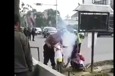 Cảnh sát giao thông dí đầu thanh niên, bắt nghe tiếng pô độ đinh tai nhức óc