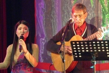 Xúc động đêm nhạc “Quê hương - Tình người” tại Bỉ  