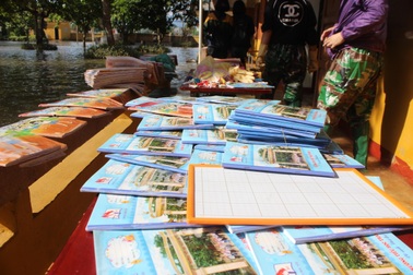 Hà Tĩnh: Giáo viên bì bõm lội nước cứu sách vở của học trò