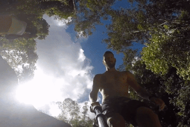 Du khách đua nhau nhảy xuống hố nước chảy xiết, sâu hun hút