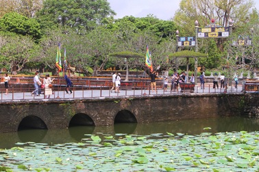 Rất nhiều người dân, du khách tham quan di tích Huế ngày 30/4